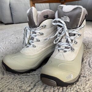 The North Face Chilkat Women's Winter Boots - Size 9 - Cream and Gray